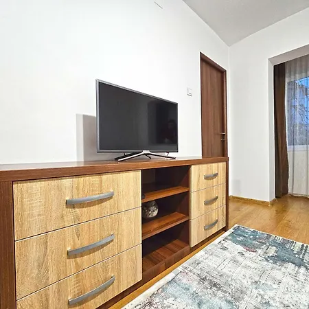 Apartment E4 *